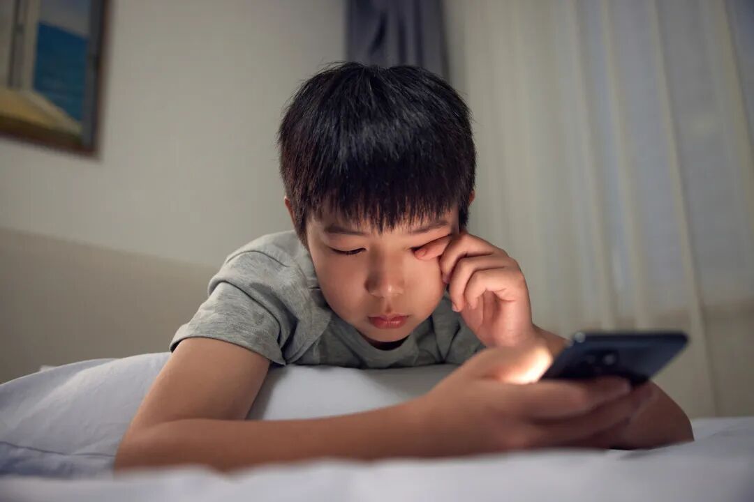 孩子「近视」了别着急配镜，别让「假近视」变成「真负担」！