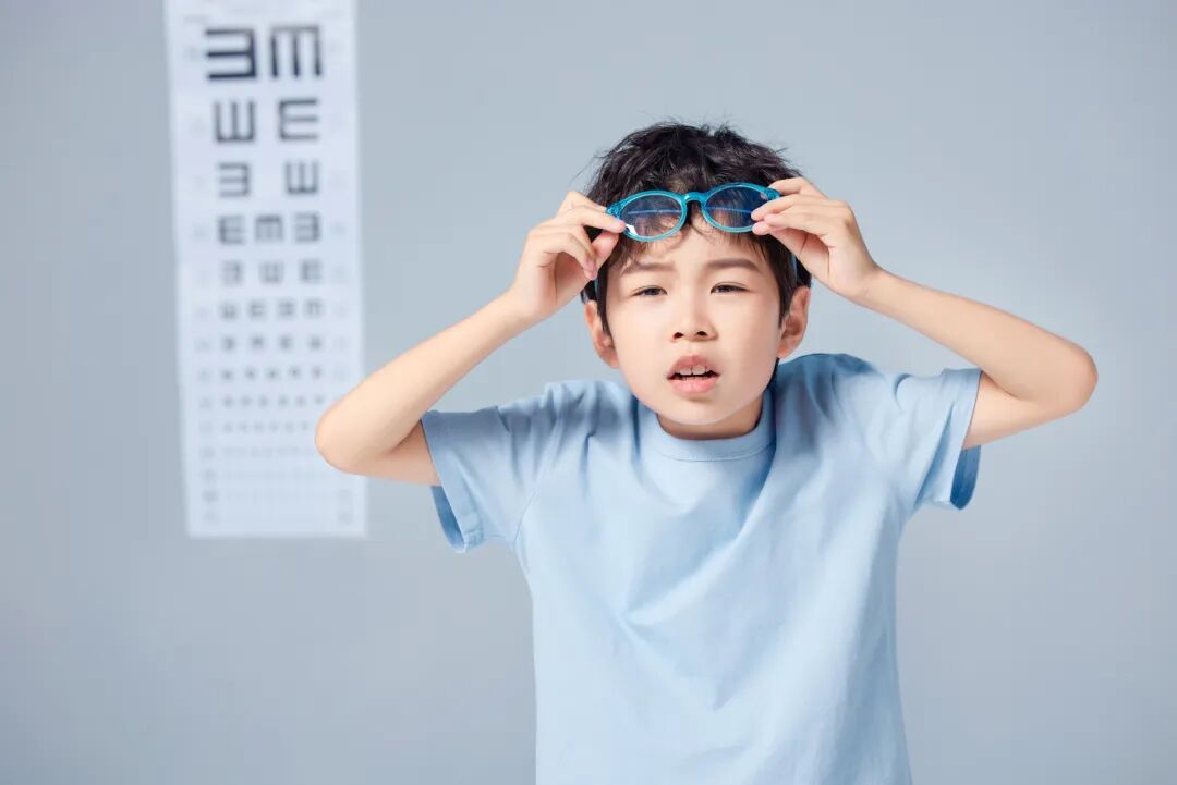 孩子「近视」了别着急配镜，别让「假近视」变成「真负担」！