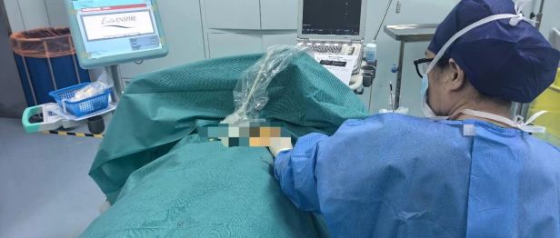 不留疤！19 岁异国少女「乳」此重生：0.5 cm 超微创切口切除 4 cm 乳腺结节