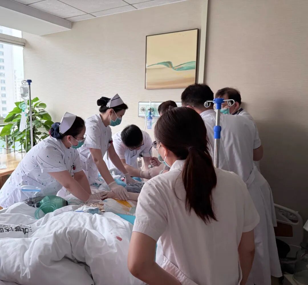 争分夺秒,生死竞速!燕达医院全科医学科抢救大咯血窒息高龄患者