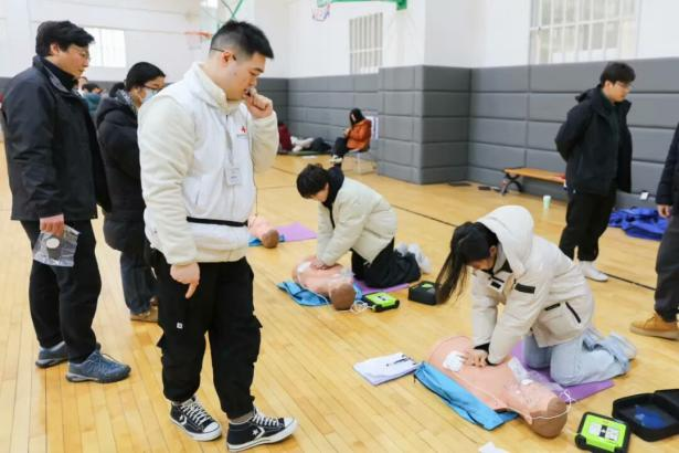 【匠心守护·平凡之光⑬】「男」丁格尔姚泽冲:急诊室里拼命,三万英尺上救人,讲台上传技