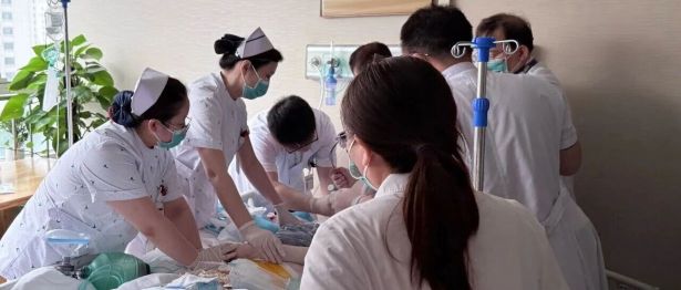 争分夺秒，生死竞速！燕达医院全科医学科抢救大咯血窒息高龄患者