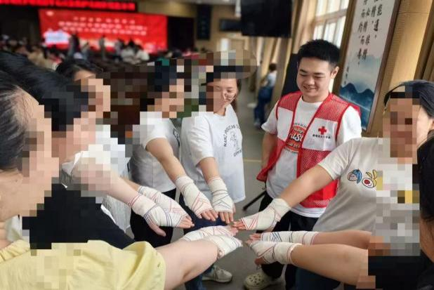 【匠心守护·平凡之光⑬】「男」丁格尔姚泽冲:急诊室里拼命,三万英尺上救人,讲台上传技