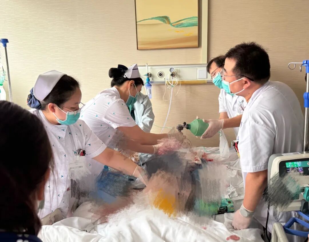 争分夺秒,生死竞速!燕达医院全科医学科抢救大咯血窒息高龄患者