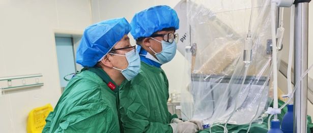 【疆陕共建】新疆第七师医院成功开展区域首例经桡动脉入路颈动脉支架植入术