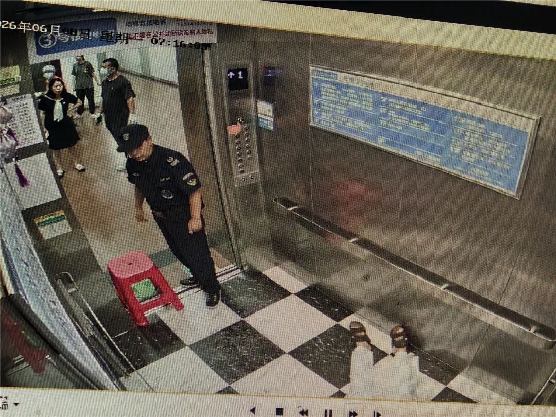 【医路有光】患者电梯突发晕倒,我院保安快速施救、暖心护航!