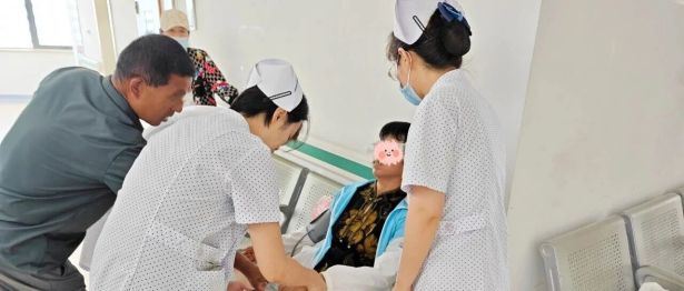 【给力】换药室门口的一场紧急救护——关节·运动医学科护士团队快速处置患者突发不适