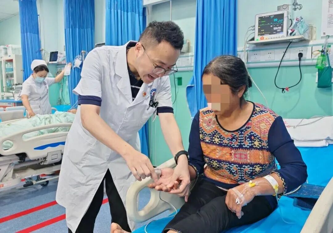 携「凶手」就医!梓潼六旬老人遭毒蛇咬伤,市中心医院精准救治脱险情