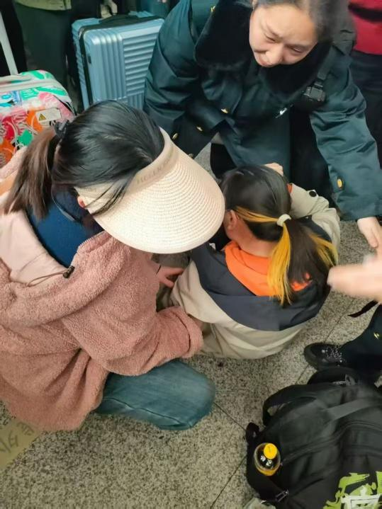 两度危难伸援手 白衣护士显担当
