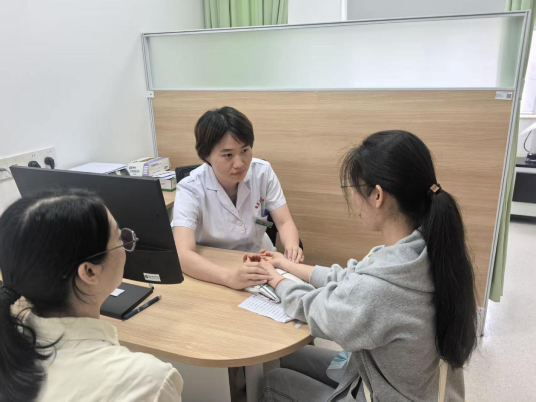夏天穿长袖、莫名重 10 斤、总想哭…她以为自己「废了」