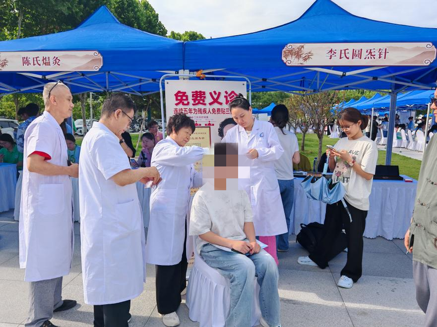 古稀传针道 非遗润校园——我院中医药特色非遗疗法走进河南中医药大学