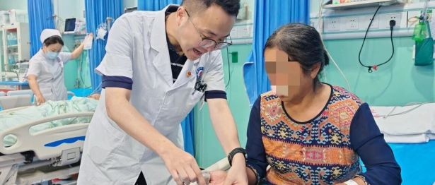 携「凶手」就医！梓潼六旬老人遭毒蛇咬伤，市中心医院精准救治脱险情