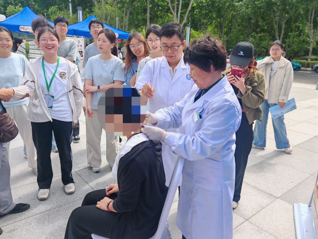 古稀传针道 非遗润校园——我院中医药特色非遗疗法走进河南中医药大学