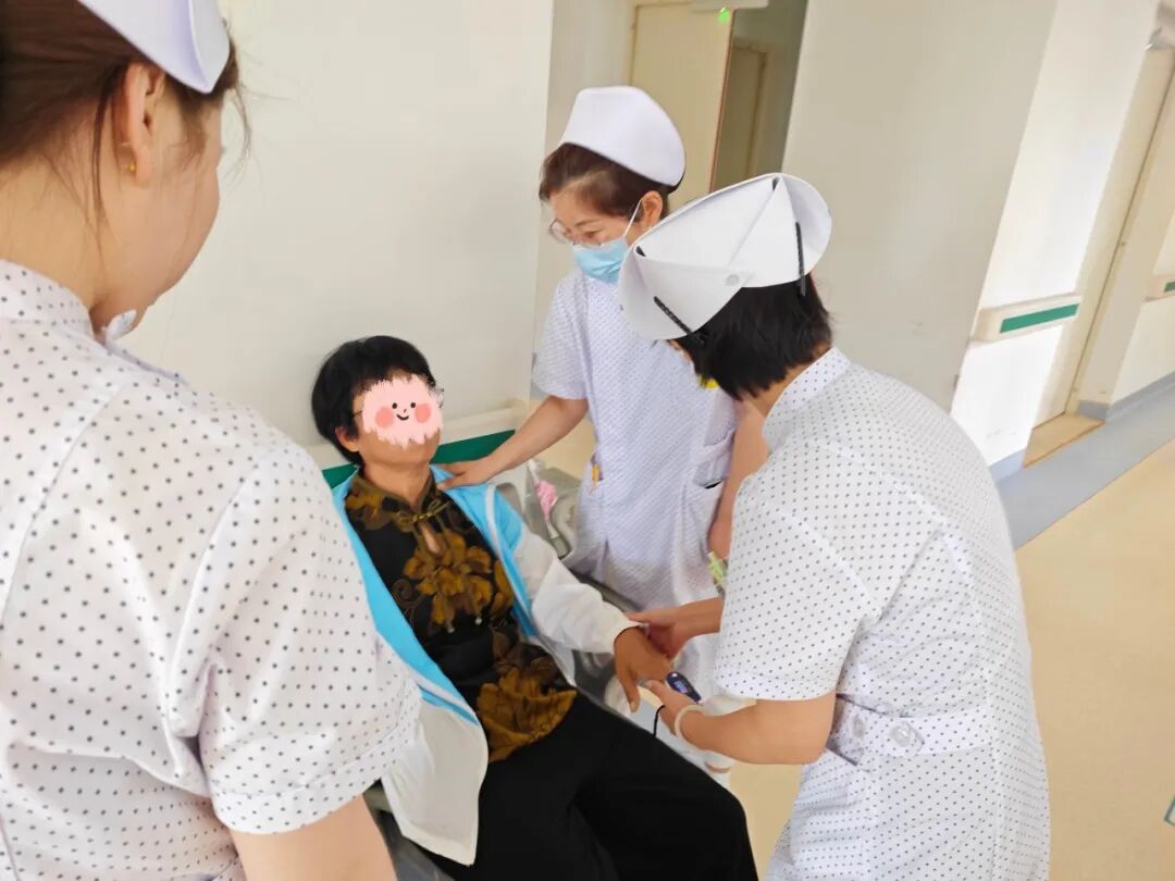 【给力】换药室门口的一场紧急救护——关节·运动医学科护士团队快速处置患者突发不适