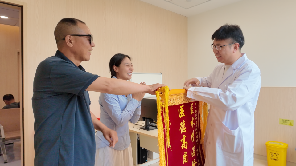 一个「凸眼」细节,揭开十年头痛真相——罕见海绵窦区硬脑膜动静脉瘘!这类头痛需警惕血管问题
