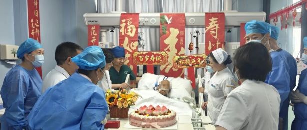 病房暖意映韶光 医者初心敬英雄——医护人员为百岁上甘岭老兵温情庆生