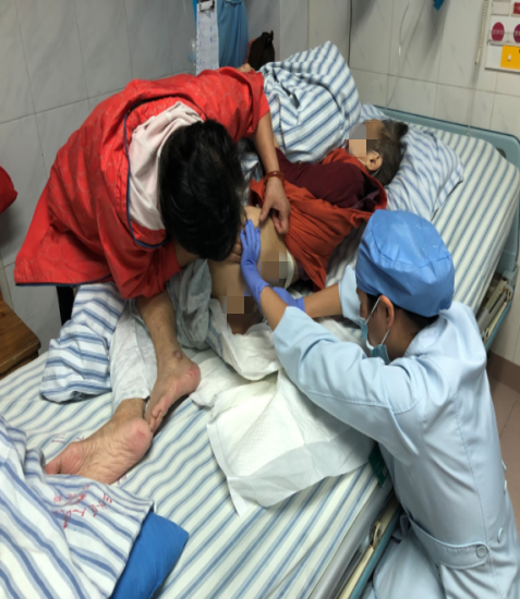 【匠心守护·平凡之光⑭】别人不敢靠近的伤口,梁燕筠一俯身就是二十年