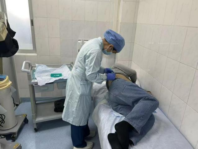 【匠心守护·平凡之光⑭】别人不敢靠近的伤口,梁燕筠一俯身就是二十年