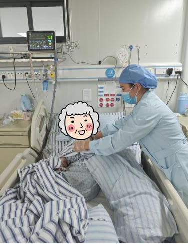 【匠心守护·平凡之光⑭】别人不敢靠近的伤口,梁燕筠一俯身就是二十年