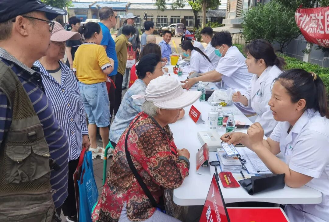 【社区义诊】燕达医院走进新锐时代社区开展公益义诊