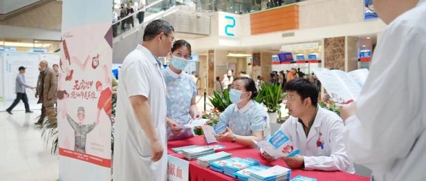 汇聚热血力量 守护生命健康——淮安市第一人民医院开展「世界献血者日」主题宣传活动