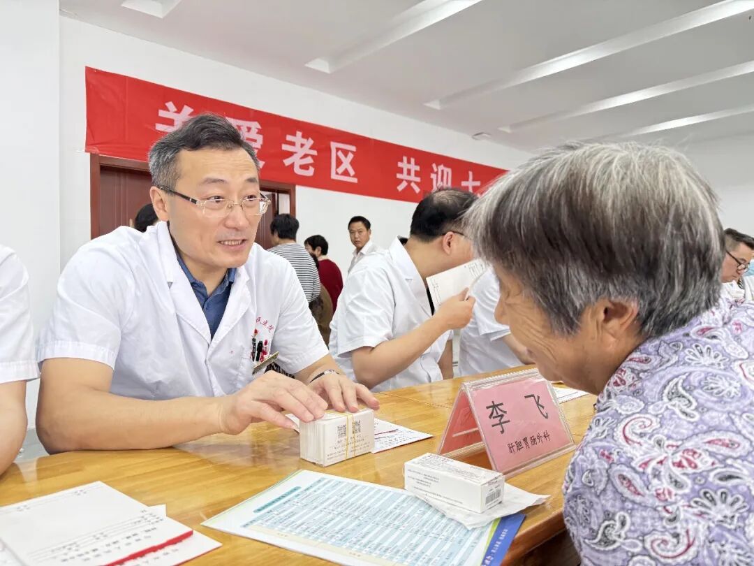 年度十佳 | 李飞:柳叶刀尖写春秋,万家灯火映初心