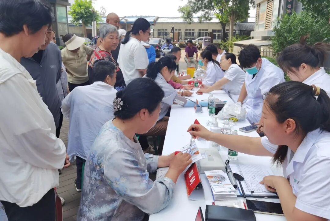 【社区义诊】燕达医院走进新锐时代社区开展公益义诊
