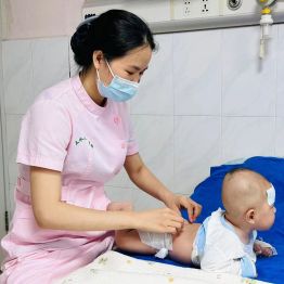 【匠心守护·平凡之光⑮】儿科病房里的「魔术手」柯宝荣：口袋里的贴纸，指尖上的推拿，让孩子不再害怕医院