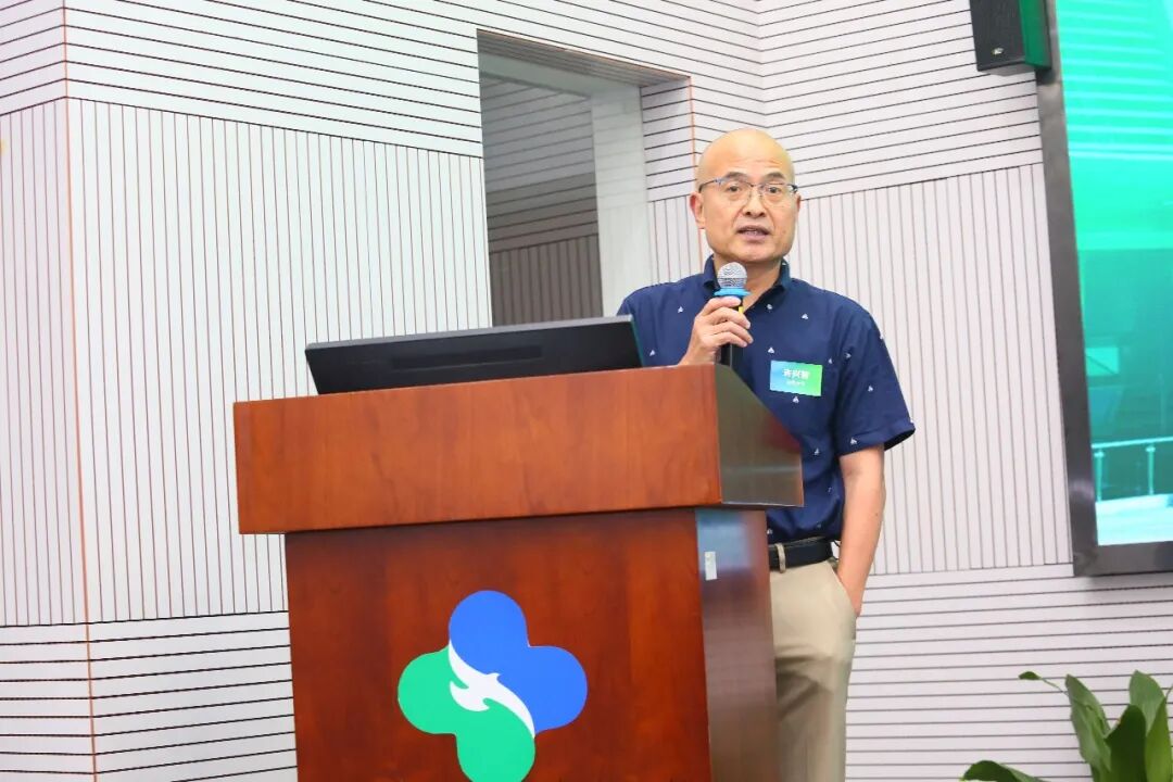 青年医师接过奖学金,退休前辈卸下白大褂——这一天,两代人在此接棒