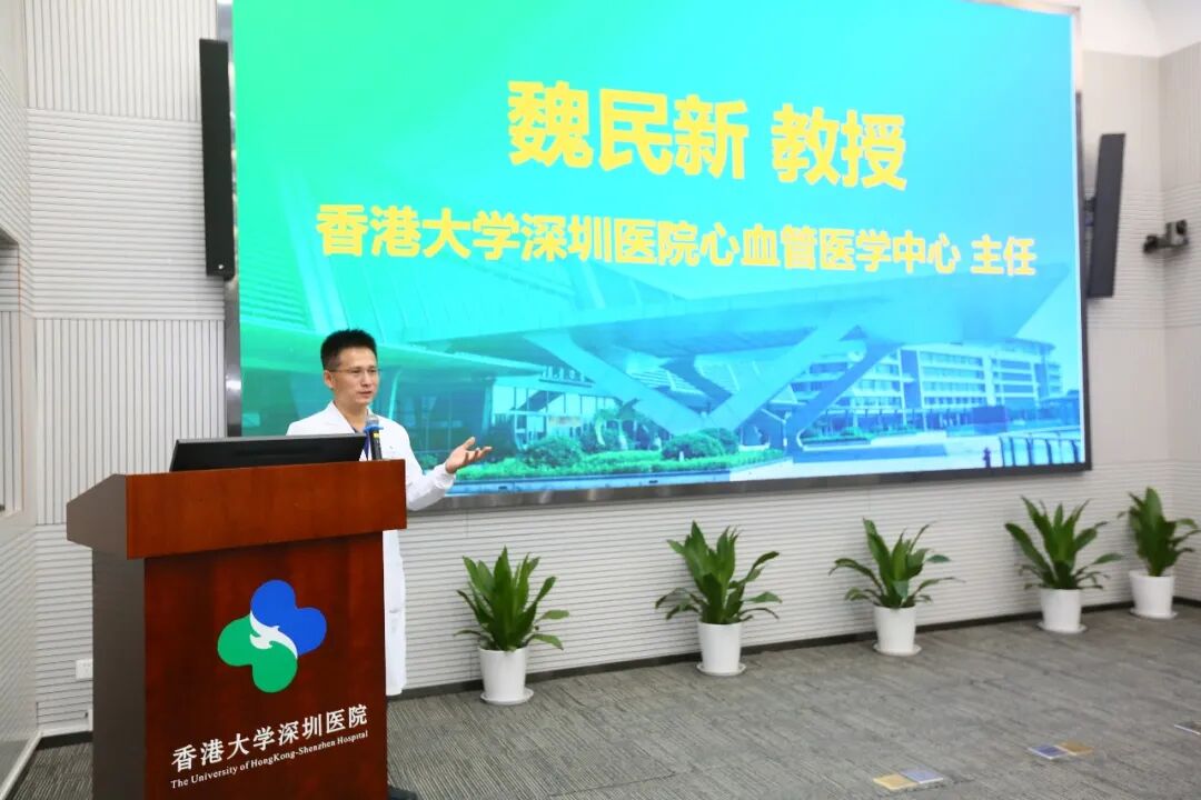 青年医师接过奖学金,退休前辈卸下白大褂——这一天,两代人在此接棒