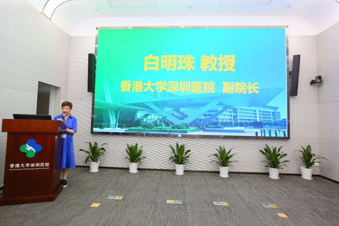 青年医师接过奖学金,退休前辈卸下白大褂——这一天,两代人在此接棒