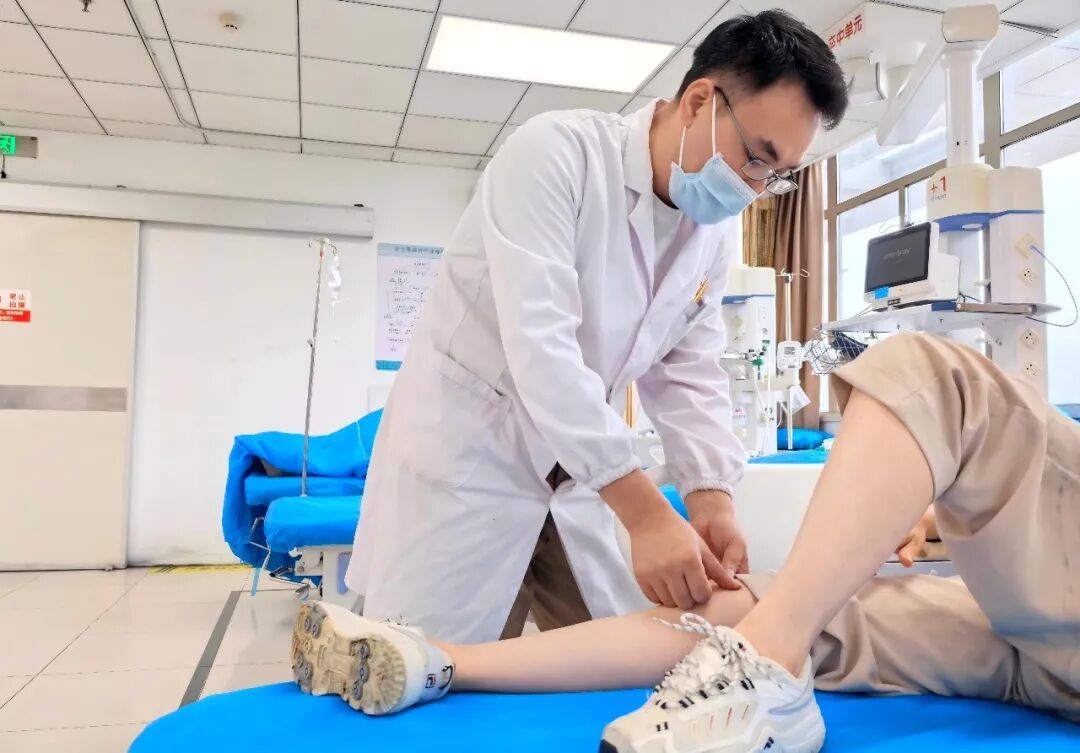 年度十佳 | 邹祥:十七年坚守急诊一线,以行动诠释医者担当