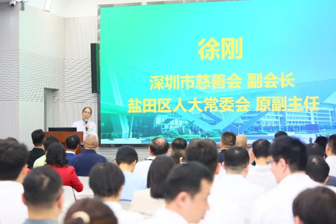 青年医师接过奖学金,退休前辈卸下白大褂——这一天,两代人在此接棒