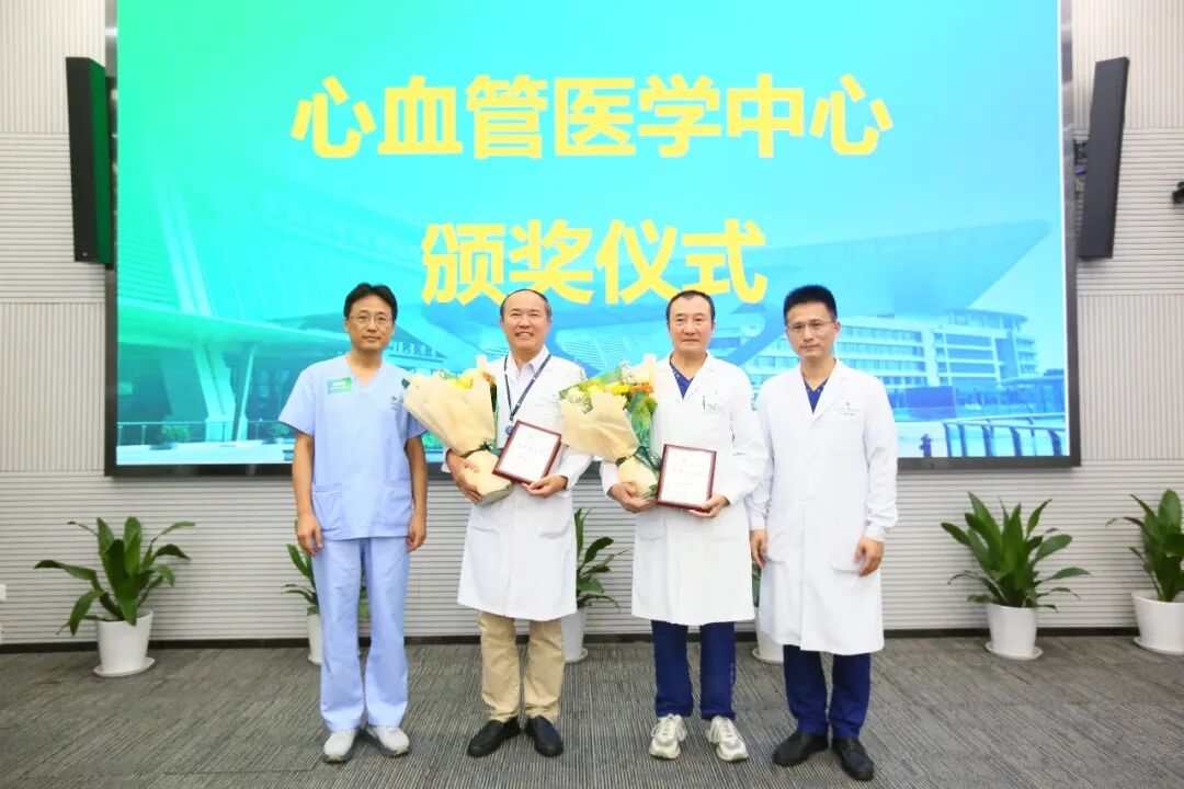 青年医师接过奖学金,退休前辈卸下白大褂——这一天,两代人在此接棒