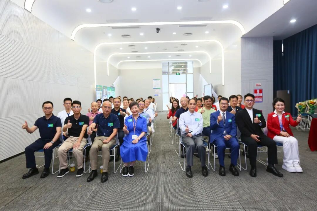 青年医师接过奖学金,退休前辈卸下白大褂——这一天,两代人在此接棒