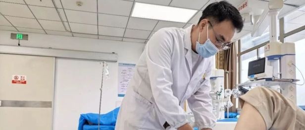 年度十佳 | 邹祥：十七年坚守急诊一线，以行动诠释医者担当
