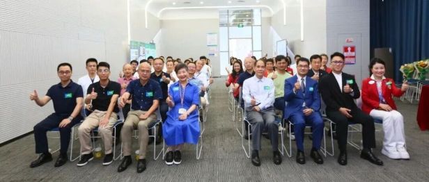 青年医师接过奖学金，退休前辈卸下白大褂——这一天，两代人在此接棒