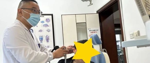 耳朵反复「进水」、听力下降？56 岁阿姨一直当「中耳炎」治！结果竟是脑子长了颗鸡蛋大的肿瘤