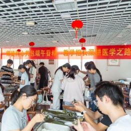 餐厅变课堂：河南中医药大学实习生的「粽」艺初体验！