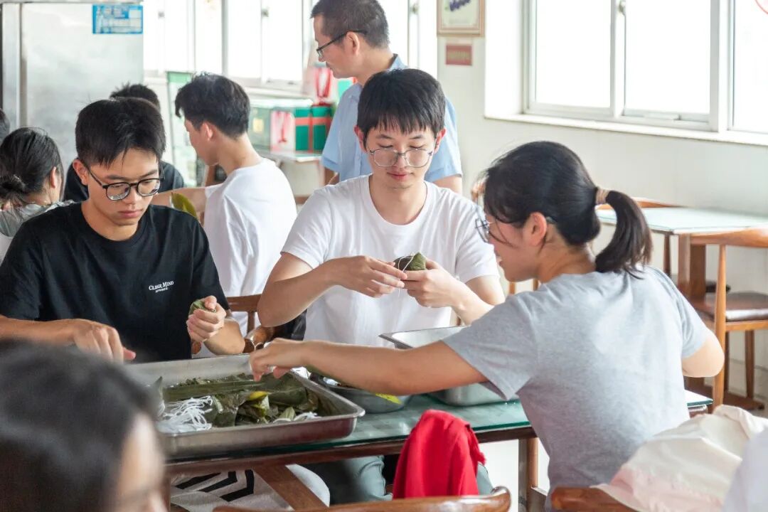 餐厅变课堂：河南中医药大学实习生的「粽」艺初体验！