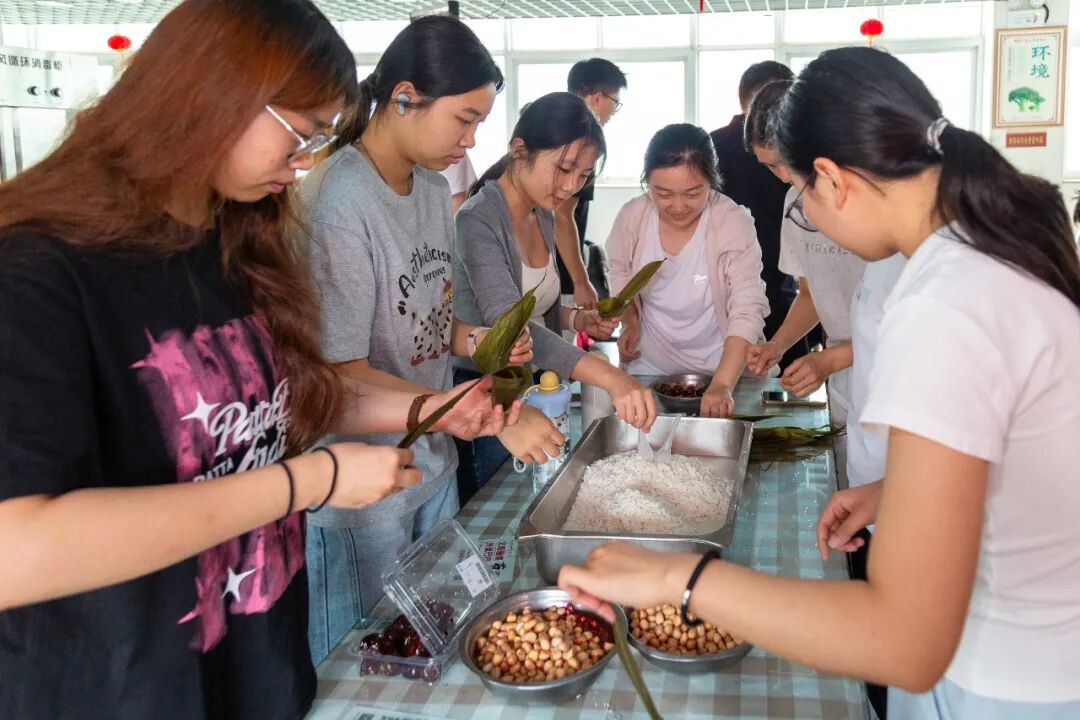 餐厅变课堂：河南中医药大学实习生的「粽」艺初体验！