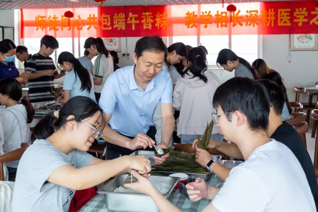 餐厅变课堂：河南中医药大学实习生的「粽」艺初体验！