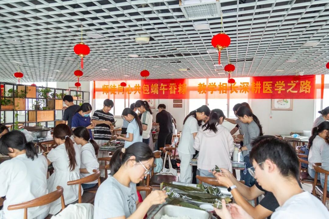 餐厅变课堂：河南中医药大学实习生的「粽」艺初体验！