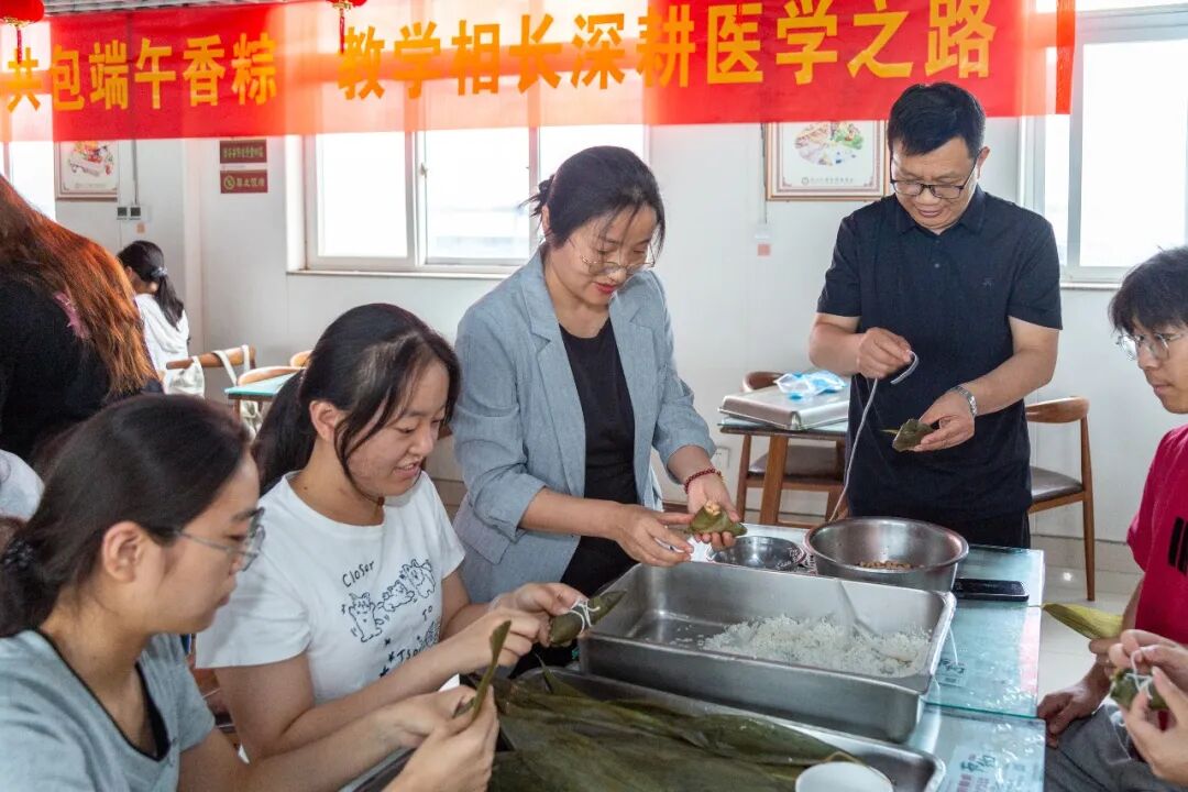 餐厅变课堂：河南中医药大学实习生的「粽」艺初体验！