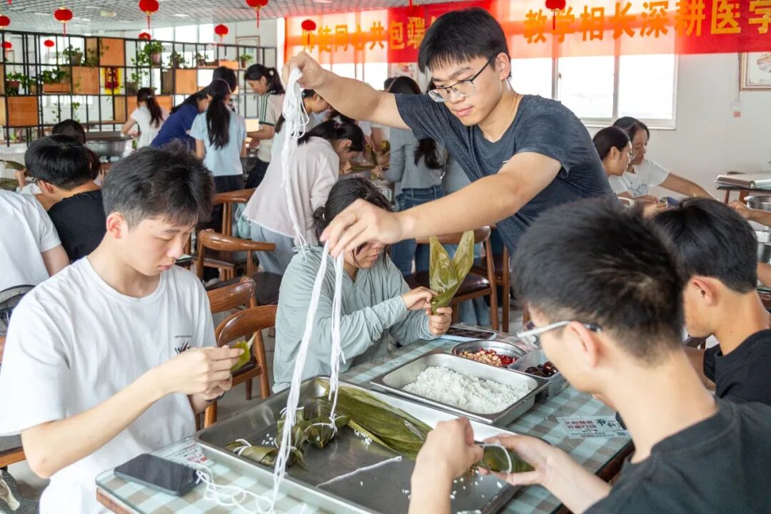 餐厅变课堂：河南中医药大学实习生的「粽」艺初体验！