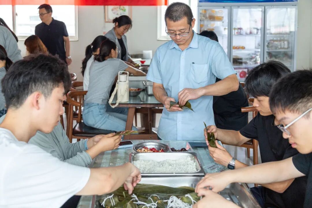 餐厅变课堂：河南中医药大学实习生的「粽」艺初体验！