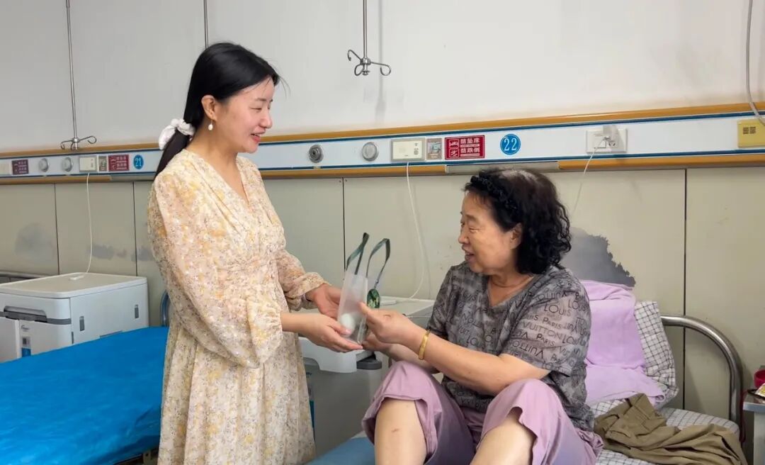 「粽香传情,祝您安康!」 ——我院开展端午慰问患者活动