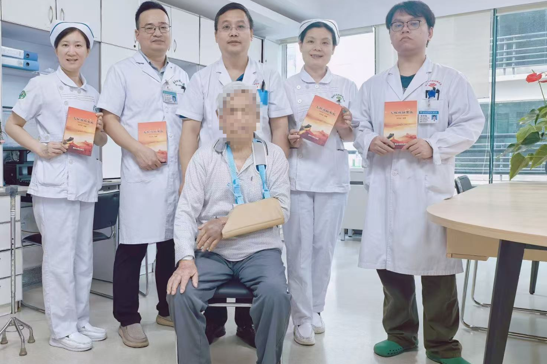 一本书的特殊致谢：老人出院送的礼物，看哭无数人