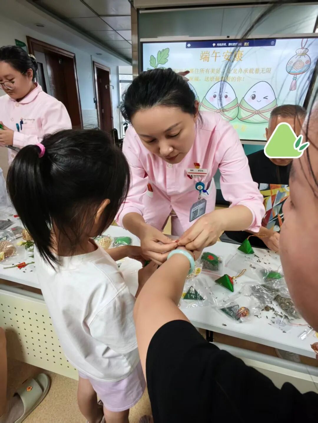 深圳市妇幼保健院妇科一区举办端午节人文关怀及科普活动