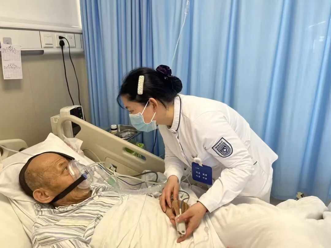 精术守呼吸，仁心暖病房——李丽